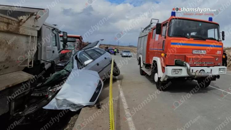 Opel-ը բախվել է եզրաքարին,ապա՝ բեռնատար Howo-ին, հետո՝ մխրճվել մեկ այլ բեռնատարի մեջ. զոհ ու վիրավորներ կան