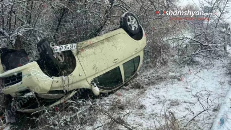 Վթար՝ Գեղարքունիքում. Nissan-ը դուրս է եկել երթևեկելի գոտուց ու շրջվել