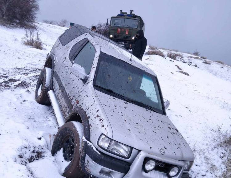 Գերեզմանատան մոտակայքում ավտոմեքենան կախվել է դեպի ձորակը