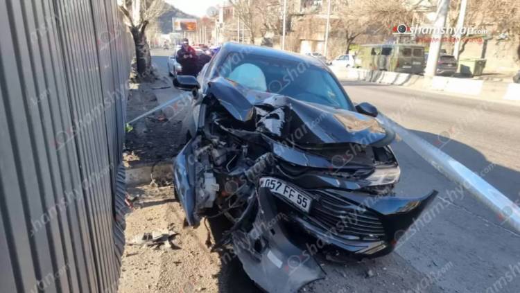 Վթար՝ Երևանում. Toyota Camry-ն «Արքայաձոր» ռեստորանի մոտ բախվել է երկաթե սյանը, վիրավոր կա