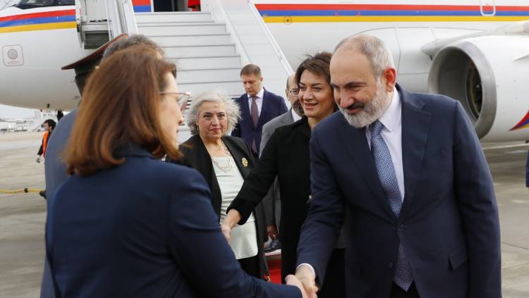 Փաշինյանը տիկնոջ հետ աշխատանքային այցով ժամանել է Աթենք