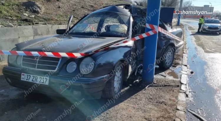 Վթար՝ Երևանում. Mercedes-ը բախվել է երկաթե սյանը, վիրավորին դուրս են բերել փրկարարները