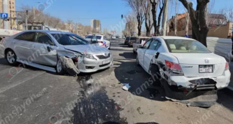 Երևանում բախվել են Toyota-ն, Honda-ն ու «ՎԱԶ 2106»-ը, խցանումը հասնում է մոտ 2 կմ-ի․ վիրավոր կա