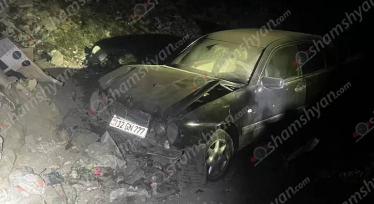 Վթար՝ Արմավիրում․ «Mercedes»-ը բախվել է քարերին ու հայտնվել դաշտում, հայր ու որդի տեղափոխվել են հիվանդանոց