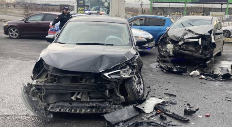 Նորագավիթում բախվել են Nissan-ն ու Mitsubishi-ն․ վիրավոր կա