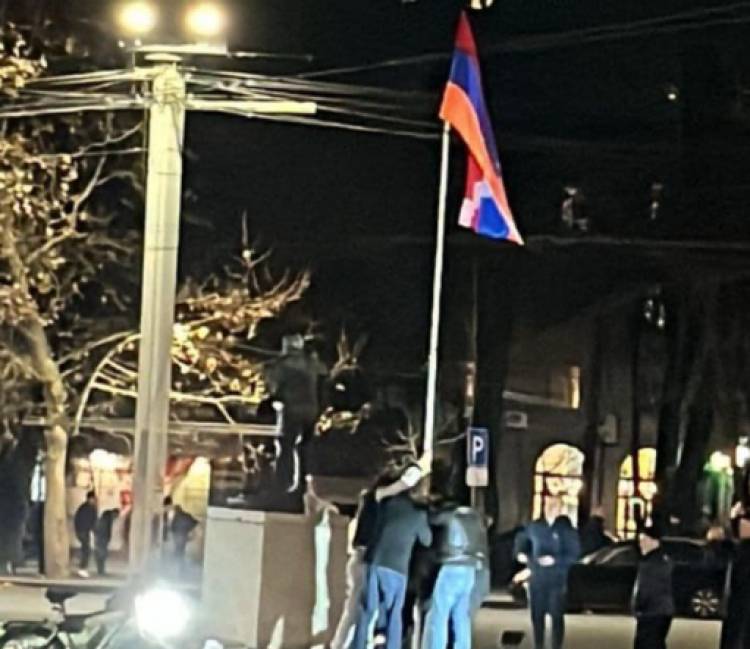 Արցախի դրոշը կրկին ծածանվում է Ֆրանսիայի հրապարակում (տեսանյութ)