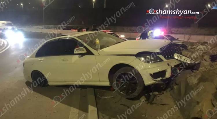 Վթար՝ Երևանում. 27-ամյա վարորդը Mercedes-ով բախվել է բազալտե եզրաքարերին, վիրավոր կա