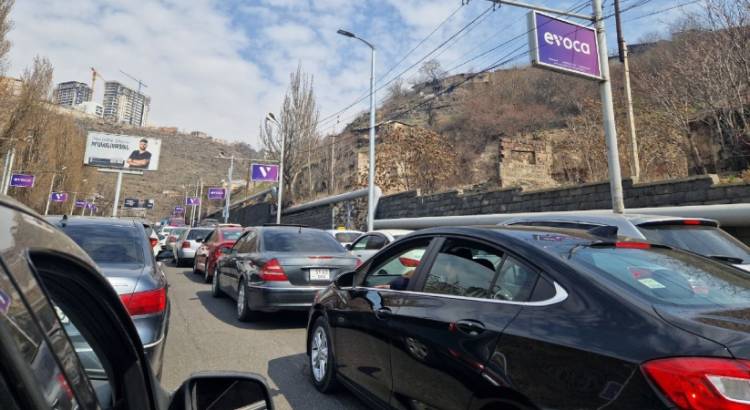 Մյասնիկյանը խցանված է, վերև բարձրացողը՝ դժվարանցանելի