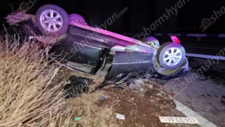 Կոտայքում Toyota-ն բախվել է արգելապատնեշին, Mercedes Vito-ն շրջված հայտնվել է ձորում․ կա 8 վիրավոր