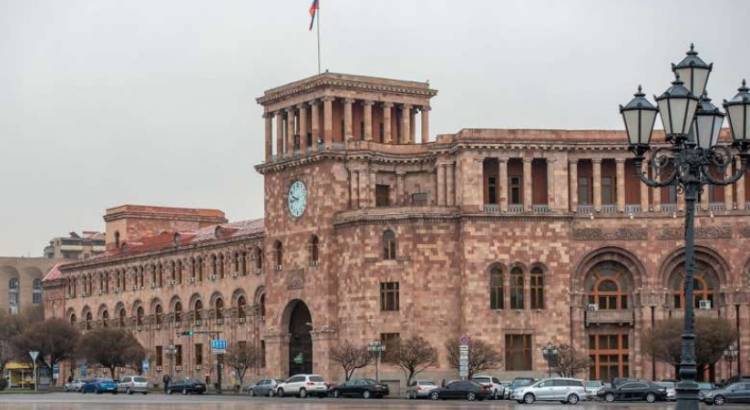 Խուլիգանություն՝ Երևանում․ օտարերկրյա քաղաքացին քարով հարվածել և կոտրել է ՀՀ Կառավարության մուտքի դռան ապակին