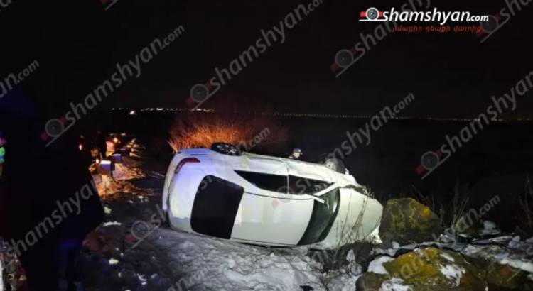 «Սևանի գաղութի» մոտ Toyota-ն դուրս է եկել երթևեկելի գոտուց ու կողաշրջվել. վիրավորներ կան