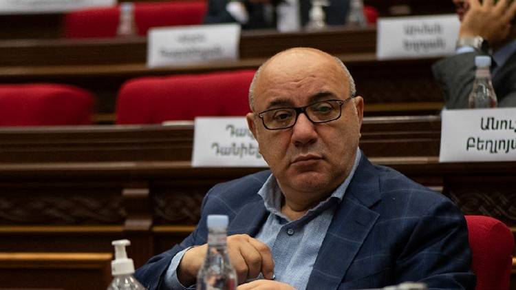 Գուրգեն Արսենյանը վայր կդնի՞ մանդատը․ «Հրապարակ»