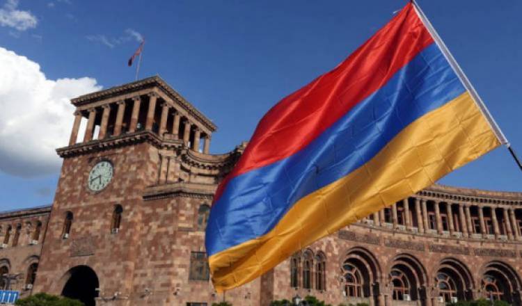 Կառավարությունն էլի կպավ պետական սիմվոլներին․ «Հրապարակ»