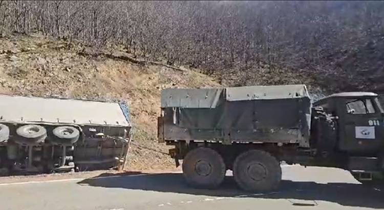 Կապան-Գորիս ճանապարհին բեռնատար է կողաշրջվել. մանրամասներ