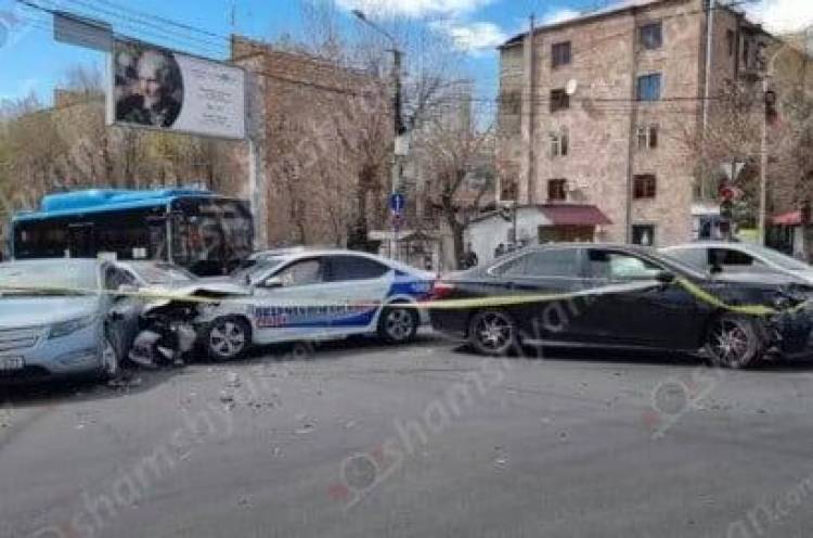 Խոշոր վթար՝ Երևանում․ բախվել են Պարեկների Škoda-ն, Toyota-ն ու Сhevrolet-ը․ պարեկը տեղափոխվել է հիվանդանոց