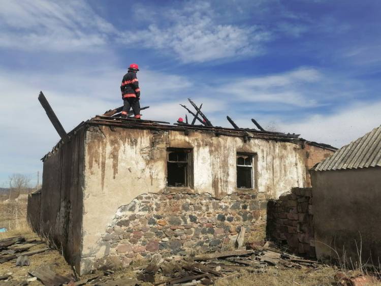 Հրդեհ տան տանիքում
