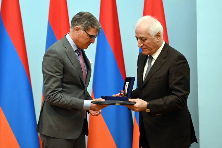 Խաչատուրյանի հրամանագրով՝ բարերար Տիգրան Իզմիրլյանը պարգևատրվել է Հայրենիքի շքանշանով
