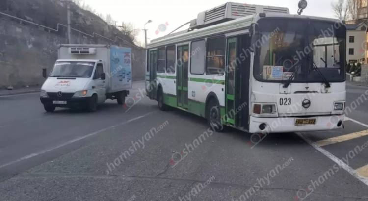 Երևանում բախվել են 10 երթուղու տրոլեյբուսն ու Toyota-ն. տրոլեյբուսի վարորդը եղել է ոչ սթափ