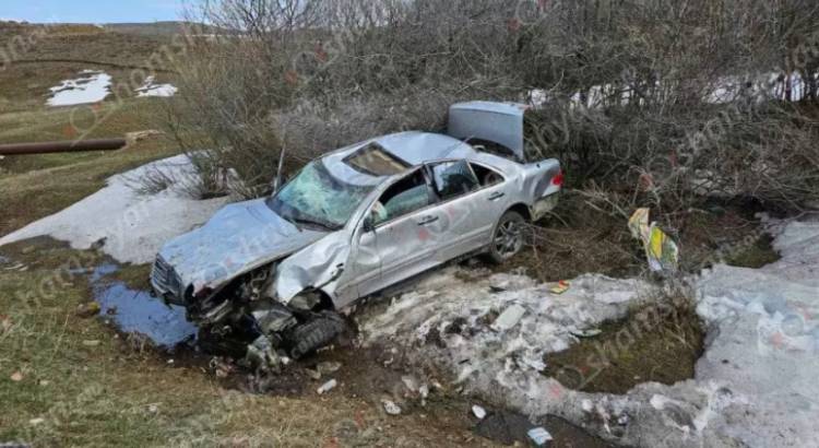Խոշոր վթար՝ Կոտայքում. «Mercedes»-ը բախվել է երկաթե արգելապատնեշներին ու մոտ 10 մետր գլորվել, վիրավոր կա