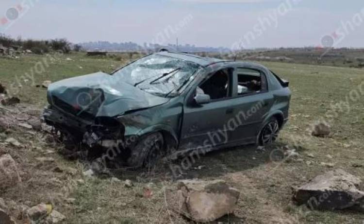 Opel-ը բախվել է գազատար խողովակի հենասյուներին և մի քանի պտույտ շրջվելով՝ հայտնվել դաշտում