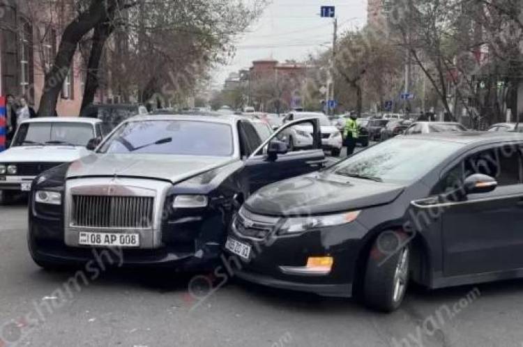 Քրեական ոստիկանության դիմաց մեքենաներ են բախվել