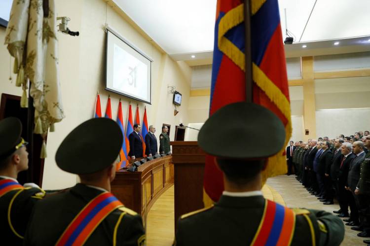 Ինչո՞ւ «կեցցե», գուցե «ելա՞կ» կամ «դըմփ-դըմփ-հո՞ւ». «Փաստ»