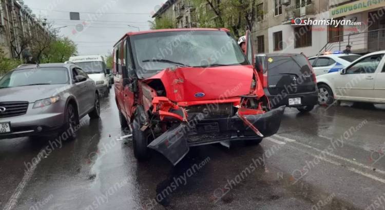 Վթար՝ Երևանում. «Ford Transit»-ը բախվել է երկաթե սյանը, գովազդային վահանակին ու բազալտե եզրաքարերին