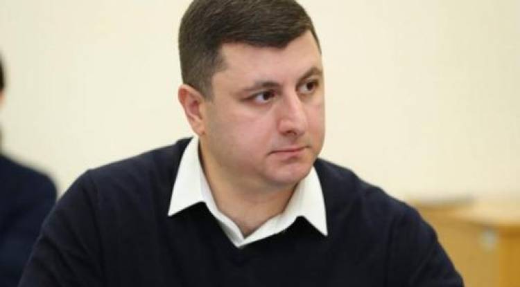 Արմեն Աշոտյանի գործով դատավորը «սև գործն» արեց․ ազատությո՛ւն քաղբանտարկյալներին․ Աբրահամյան