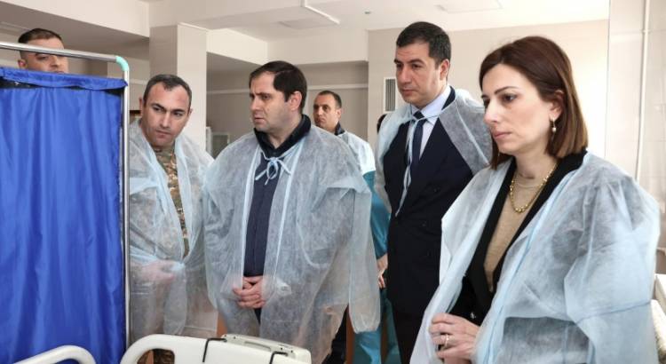 Պապիկյանը և Ավանեսյանն այցելել են հոսպիտալ ու տեսակցել վթարի հետևանքով վնասվածքներ ստացած զինծառայողներին