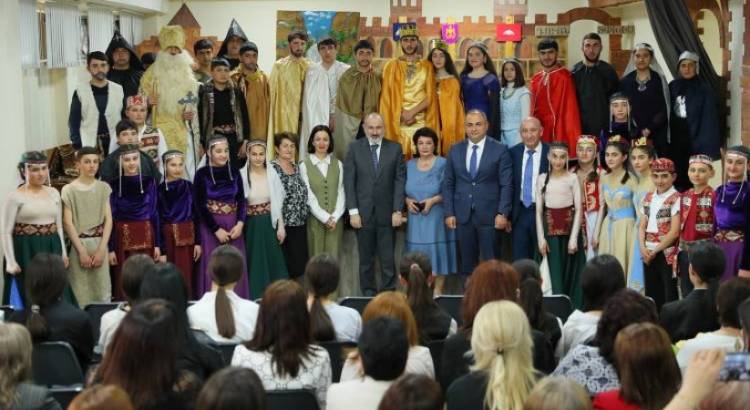 Մինչ Տավուշի հողերի հանձնման հարցն էր լուծվում, Փաշինյանը բեմականացում էր վայելում․ «Հրապարակ»