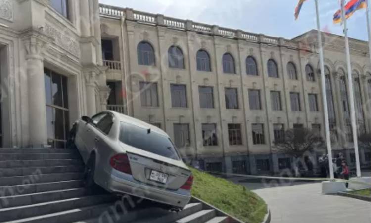 Գյումրիում քաղաքացին բողոքելով քաղաքապետի դեմ, «Mercedes»-ով հայտնվել է քաղաքապետարանի աստիճաններին