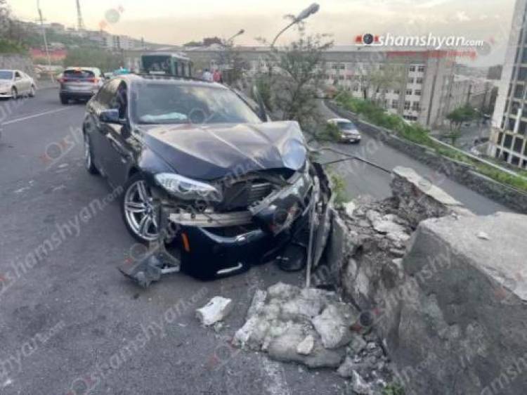 Սարալանջի ճանապարհին «BMW»-ն բախվել է «MAN» ավտոբուսին, ապա քարե պատնեշին. մանրամասներ