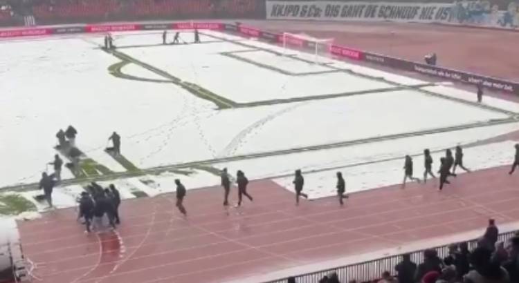 Ֆուտբոլասերներն իջել են տրիբունաներից և իրենք մաքրել ձյունը մարզադաշտից (տեսանյութ)