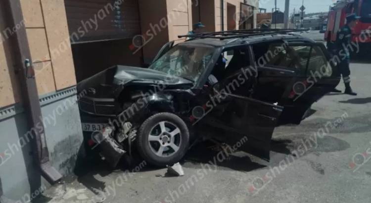 Խոշոր վթար՝ Երևանում. բախվել են «Hyundai»-ն ու «Mercedes»-ը, վերջինն էլ բախվել է պատին