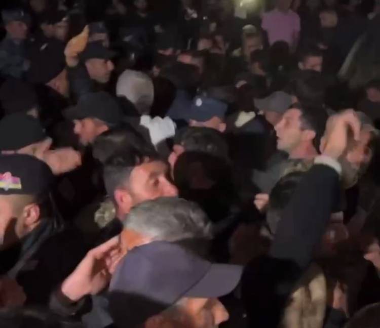 Կիրանցում լարված իրավիճակ է. սև բերետավորներն ուժ են կիրառում, որ ճանապարհը բացեն (տեսանյութ)