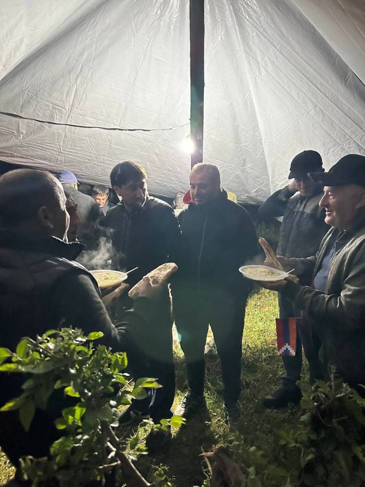 Տաք հարիսա Չարենցավանում․ Քաղաքացիների հյուրասիրությունը՝ երթի մասնակիցներին (տեսանյութ)