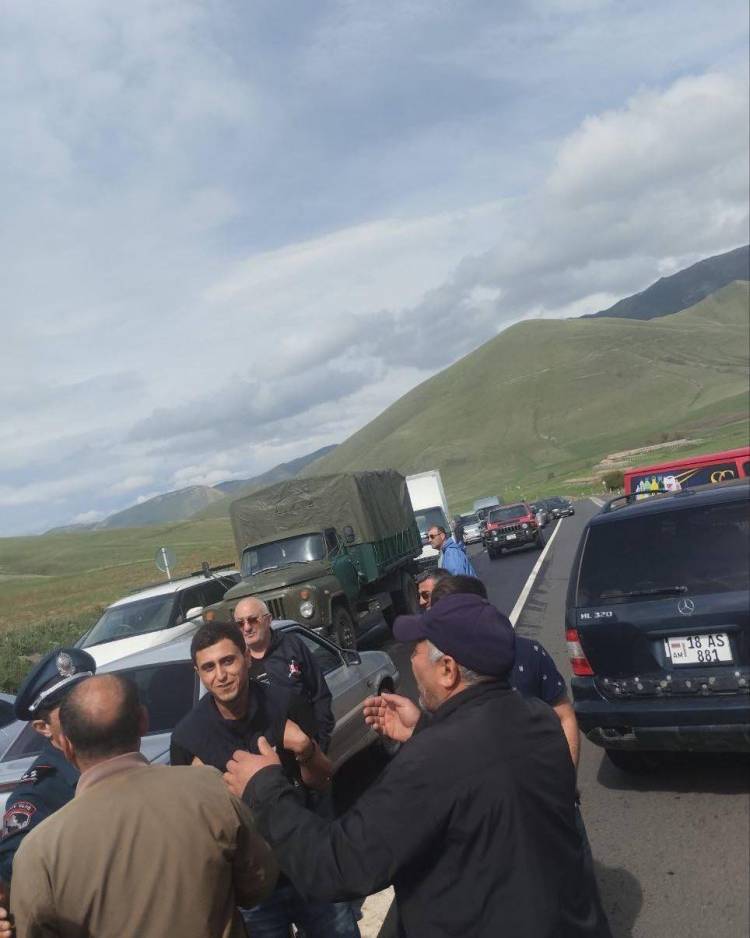 Քաղաքացիները փակել են Սպիտակ-Երևան ճանապարհը (լուսանկարներ)