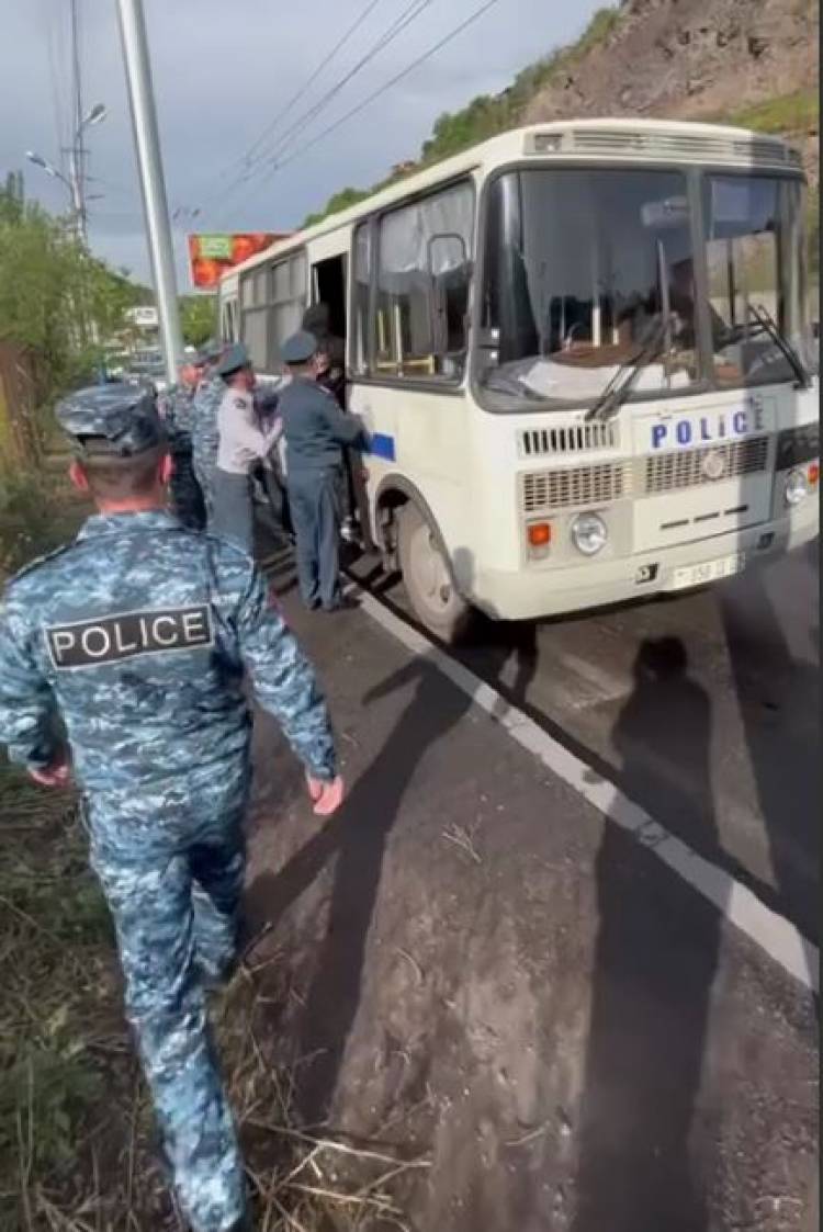 Ոստիկանությունը բերման է ենթարկում քաղաքացիներին Մյասնիկյան պողոտայից (տեսանյութեր)