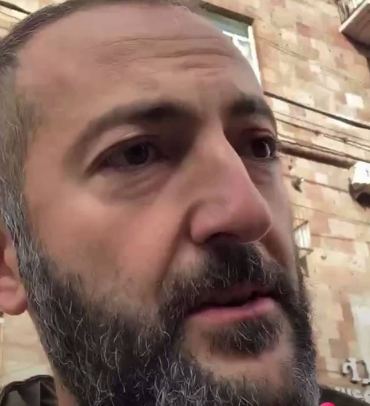 Քաղաքացին միայնակ փակել էր Կիևյան փողոցը` իրեն շղթայելով ճանապարհամերձ սյուներին (տեսանյութ)