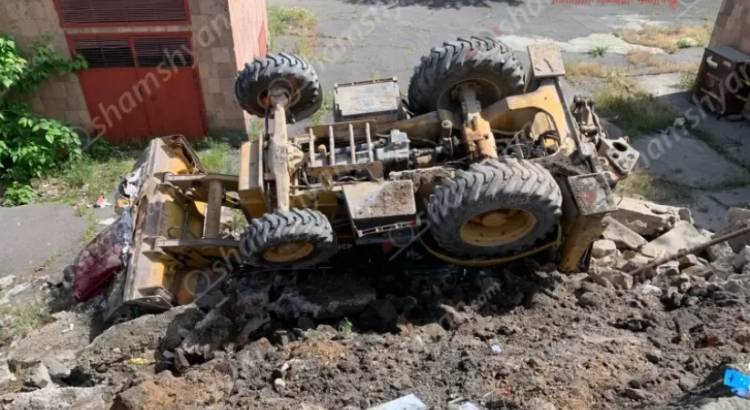 Արտակարգ դեպք՝ Երևանում. «JCB» տրակտորը կողաշրջվել է, փլուզվել է ճանապարհի հենապատը
