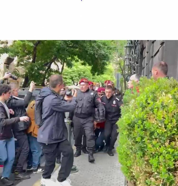 Ոստիկանները ապօրինի բիրտ ուժ կիրառելով բերման են ենթարկում անչափահասին (տեսանյութ)