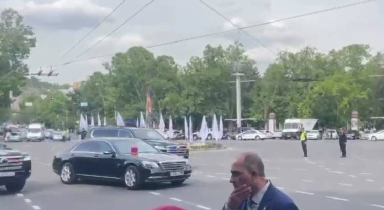 Քաղաքացիները Նիկոլ Փաշինյանին դիմավորում են «Նիկոլ Դավաճան» վանկարկումներով (տեսանյութ)