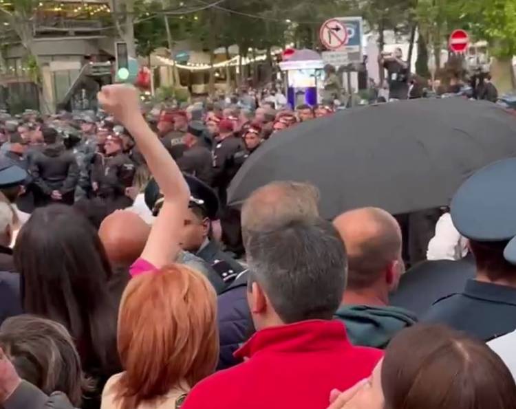 «Նիկո՛լ, դավաճա՛ն». Իրավիճակը Թnւմանյան փողոցի հատվածnւմ լարված է (տեսանյութ)