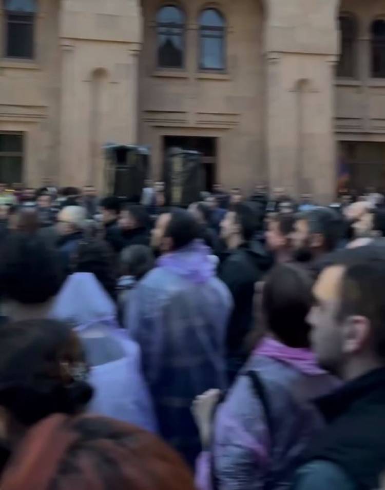 Այս պահին Սուրբ Աննա եկեղեցու բակում․ հնչում է Տերունական աղոթքը (տեսանյութ)