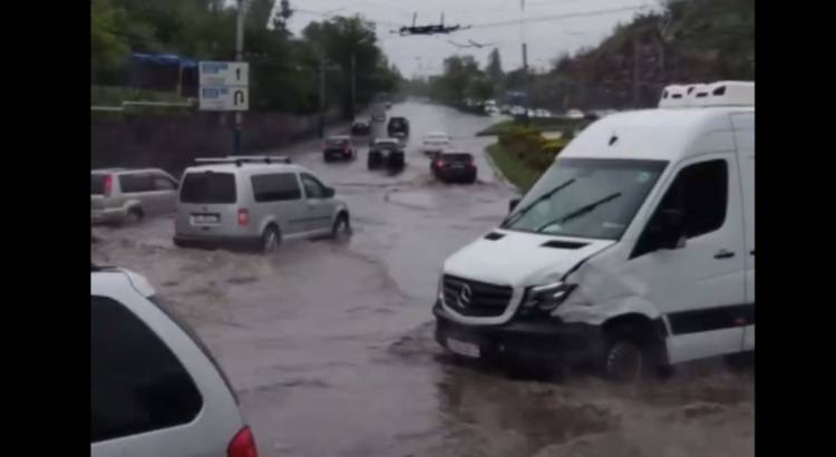 Երևանում հորդառատ անձրևներից հետո գետեր են գոյացել (տեսանյութ)