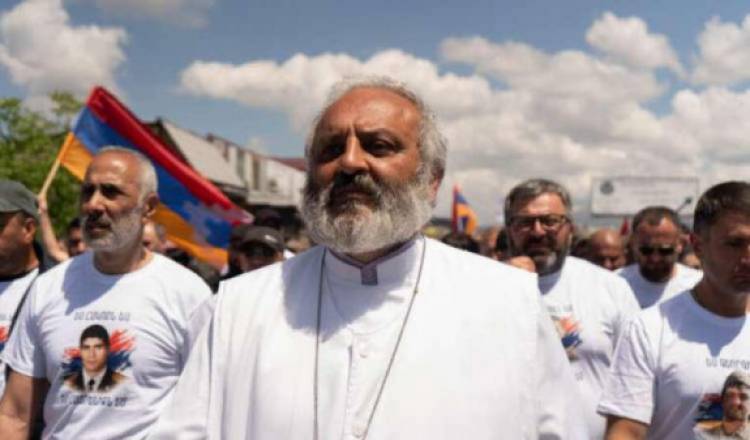 Ներքաղաքական օրակարգը թելադրում են Բագրատ սրբազանն ու շարժումը․ «Հրապարակ»