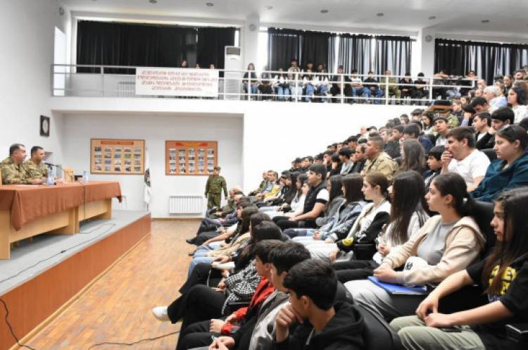 Էդվարդ Ասրյանը աշակերտներին ներկայացրել է սպա դառնալու առավելությունները