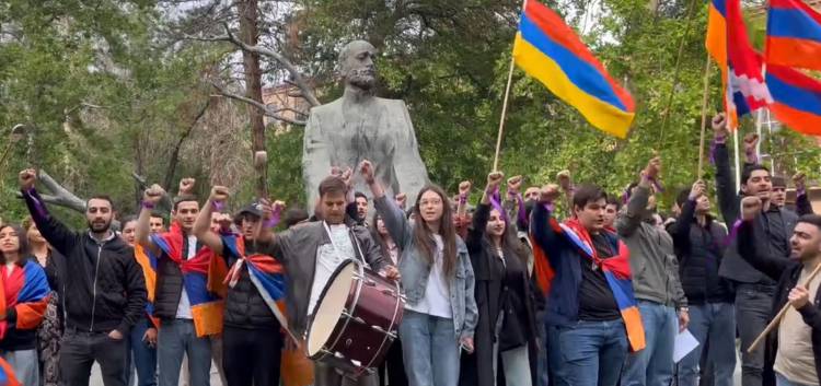 «Հայ, Հայաստան, Հայրենիք ու Աստված»․ երիտասարդների իրազեկման ակցիան՝ հանրահավաքին ընդառաջ (տեսանյութ)