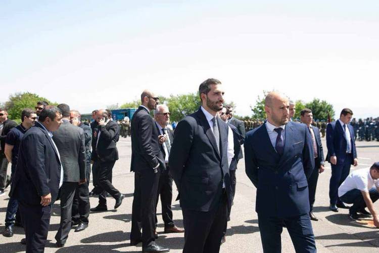 Տեր Եսայի քահանա Արթենյանը Սարդարապատում ամոթանք է տվել ՔՊ-ական կարկառուններին