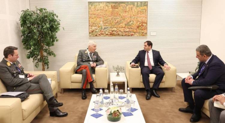 Սուրեն Պապիկյանը հանդիպել է ԵՄ ռազմական կոմիտեի նախագահ, գեներալ Ռոբերտ Բրիգերի հետ